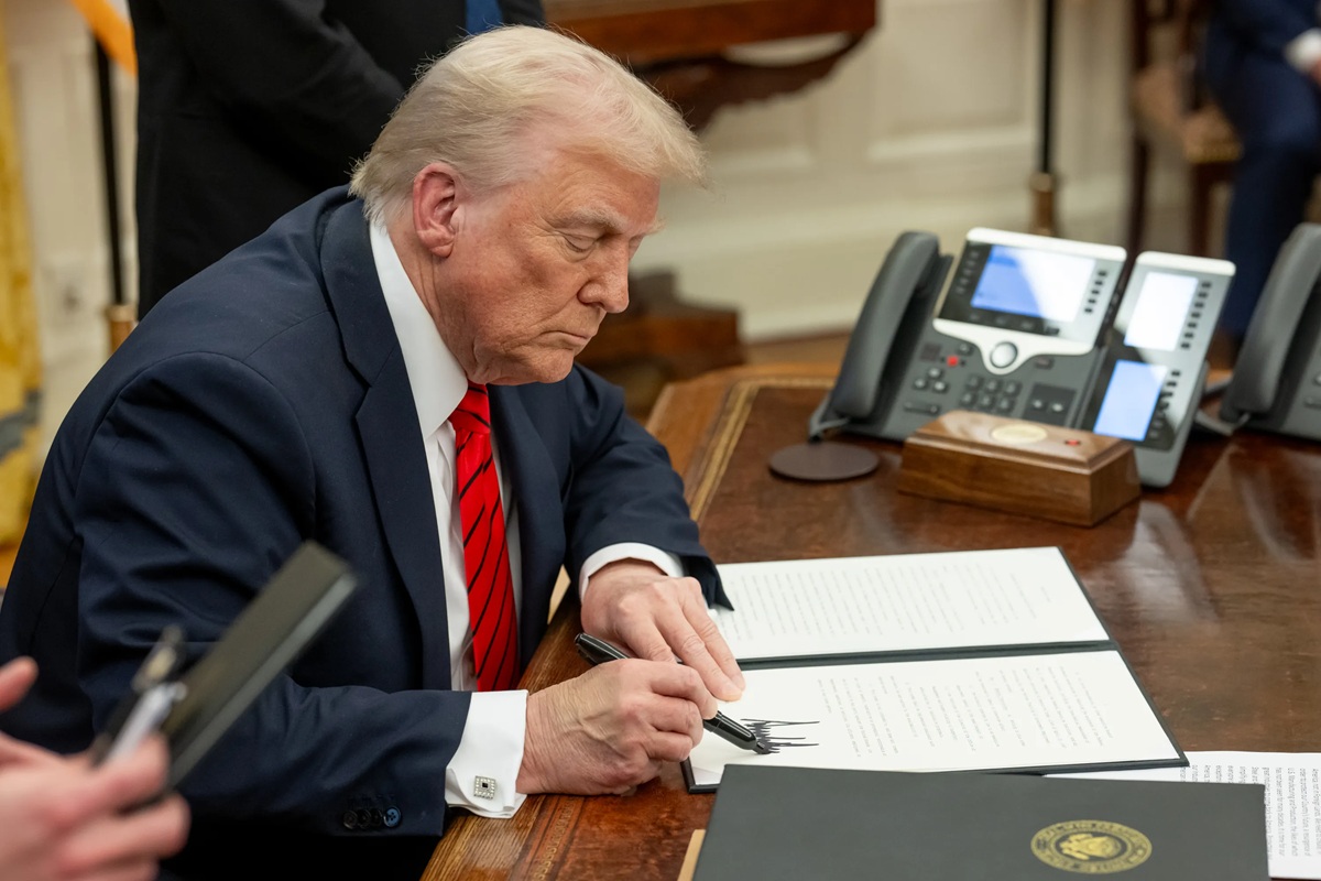Trump šokirao svijet: Osim carina na automobile, uvodi namete i na uvozne dijelove