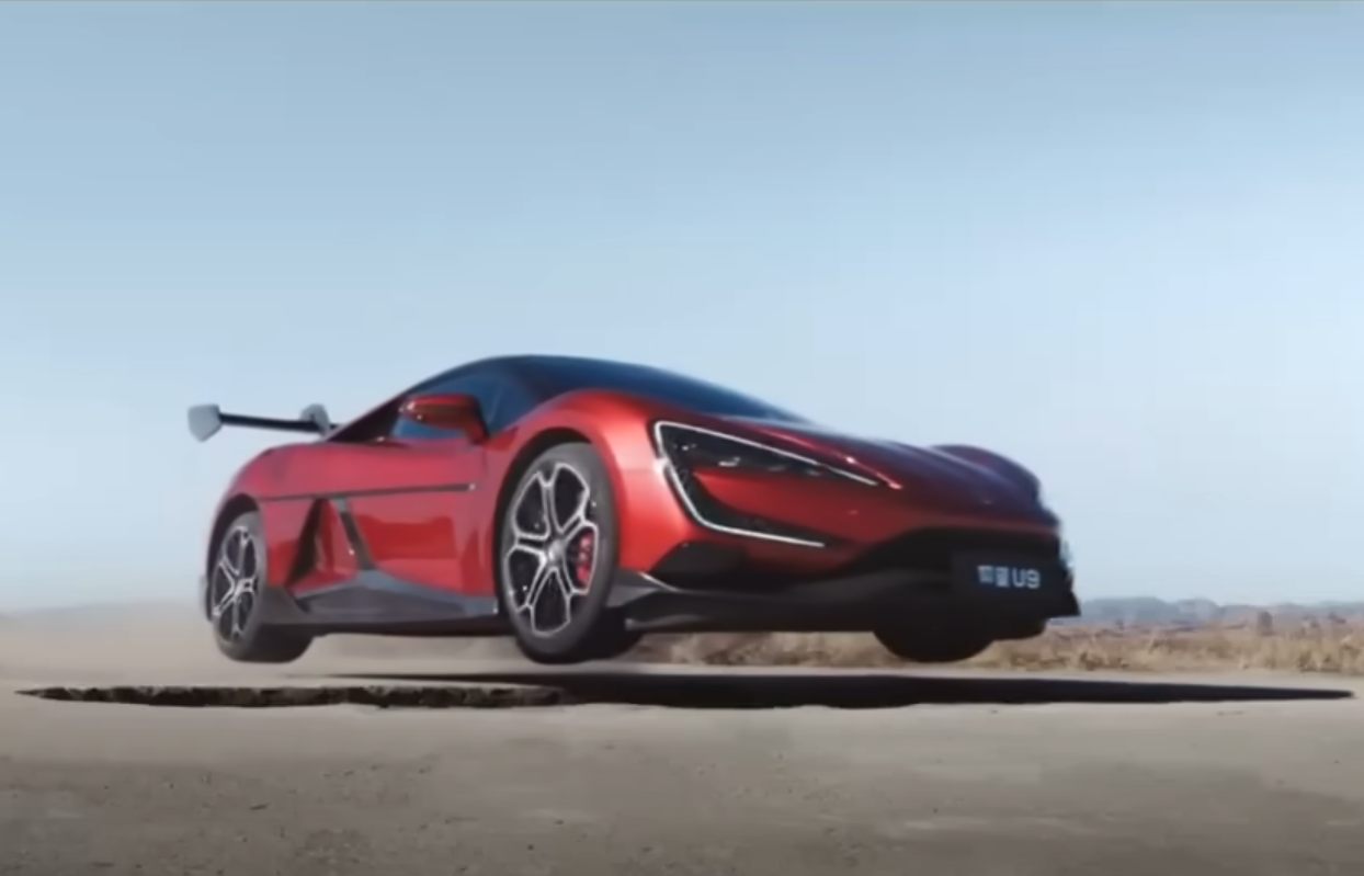 Pravi auto za Balkana: Kineski sportaš Yangwang U9 preskače rupe na cesti