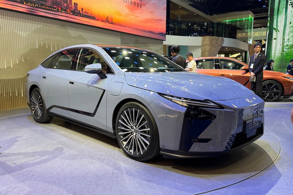 Lexus ES: Osma generacija predstavljena na Salonu automobila u Šangaju